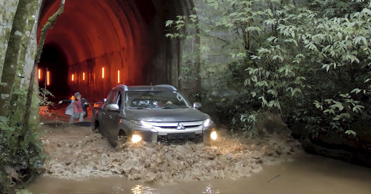 Read more about the article Mitsubishi L200 Triton encara o desafio de puxar bicampeão de Skimboard em túnel alagado